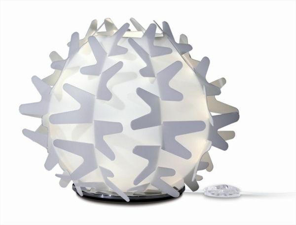 malá ozdobná stolná lampa-biely plast malá stolná lampa-biely plast