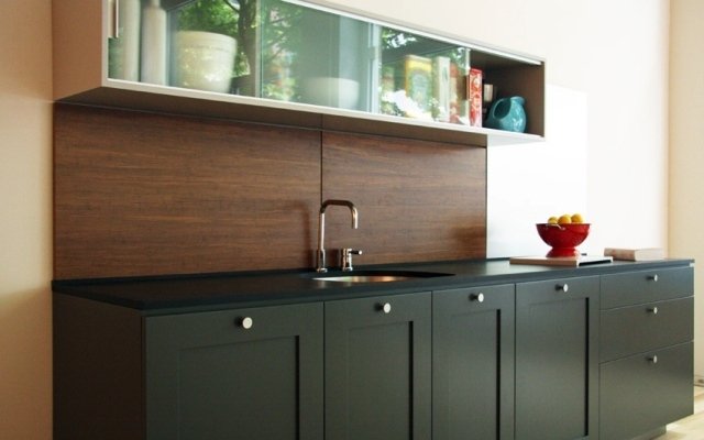 Čierne lakované kuchynské skrinky-stena-zadná stena-nenáročná na údržbu