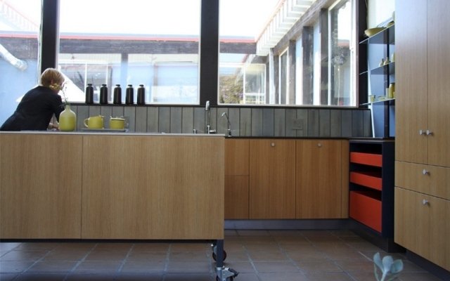 drevené-kuchyňa-s-ostrovom-vstavané-v-zariadeniach-zadná stena-hliníkové-panely