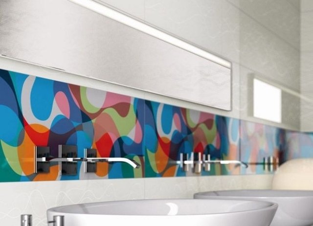 nápady-kuchyňa-zadná stena-rafinovane-farebné-ozdoby