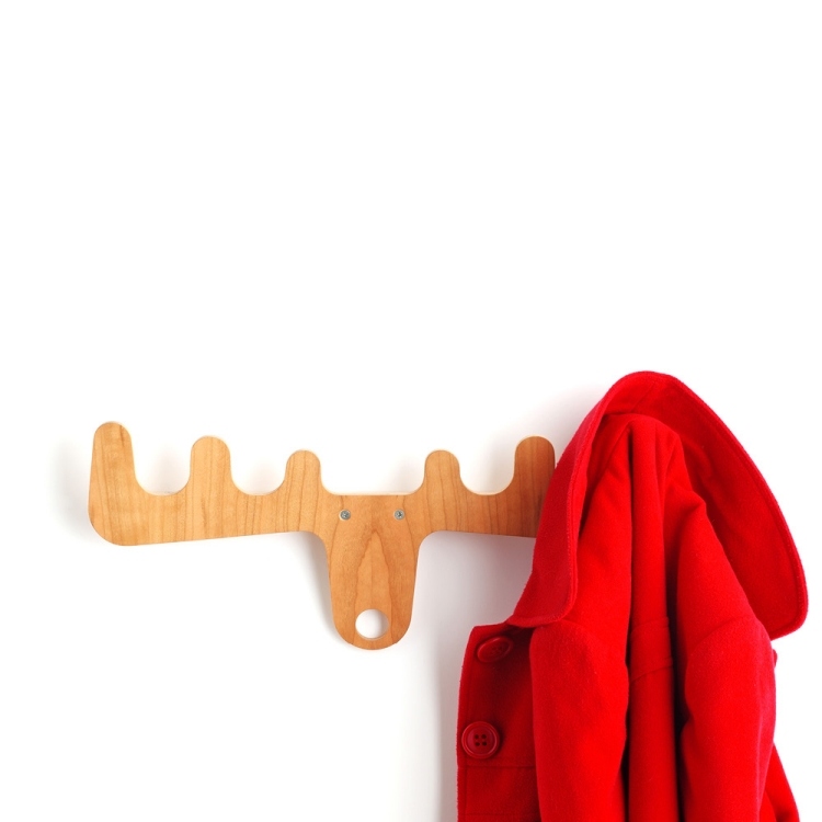 individuálne-detské-šatníky-vyrobené-z-dreva-jeleňov-parožia-vešiaky