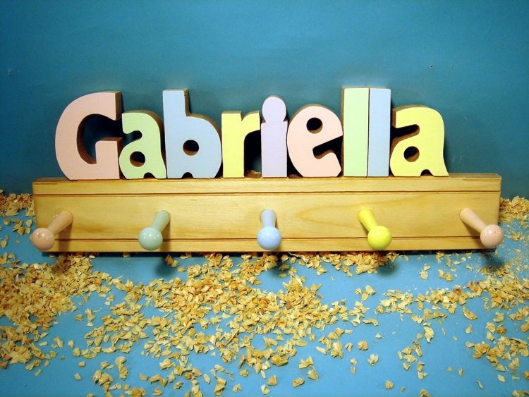 individuálna-detská-skriňa-vyrobená-z-mien-dreva-mimo-steny-krásna-farebná