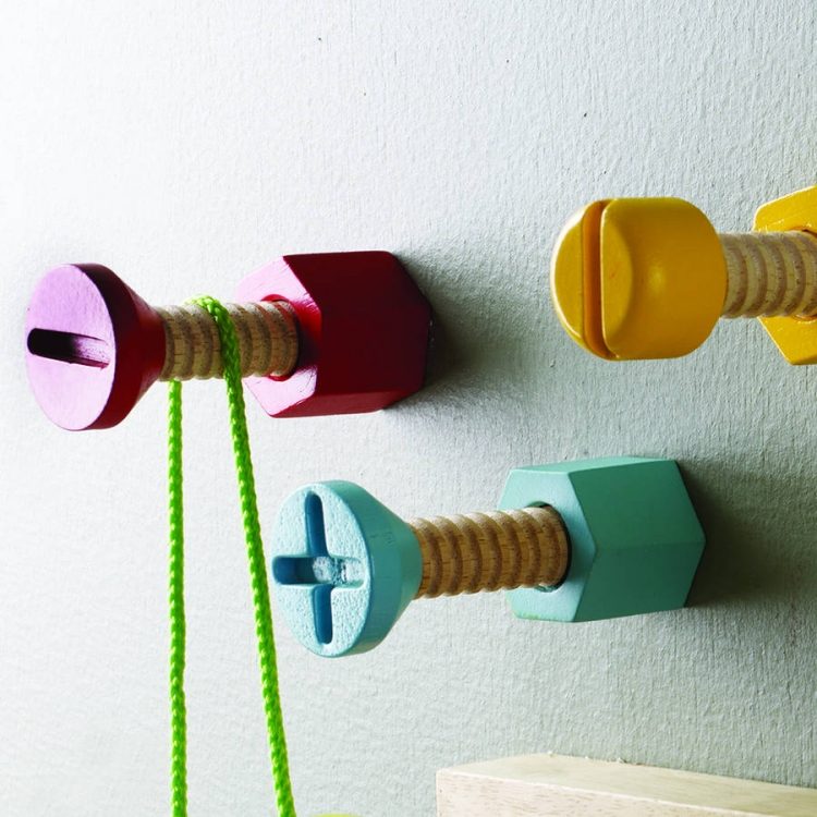 individuálna-detská-skriňa-vyrobená-z-dreva-skrutiek-farebná-závit na stenu