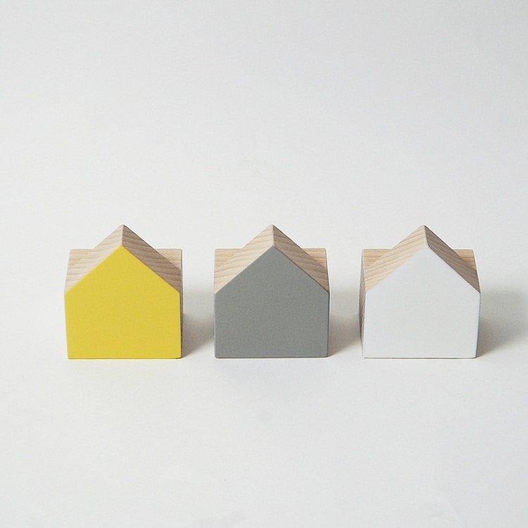 individuálna-detská-skriňa-vyrobená-z-drevených-domov-farieb-masívneho-dreva-kreatívna