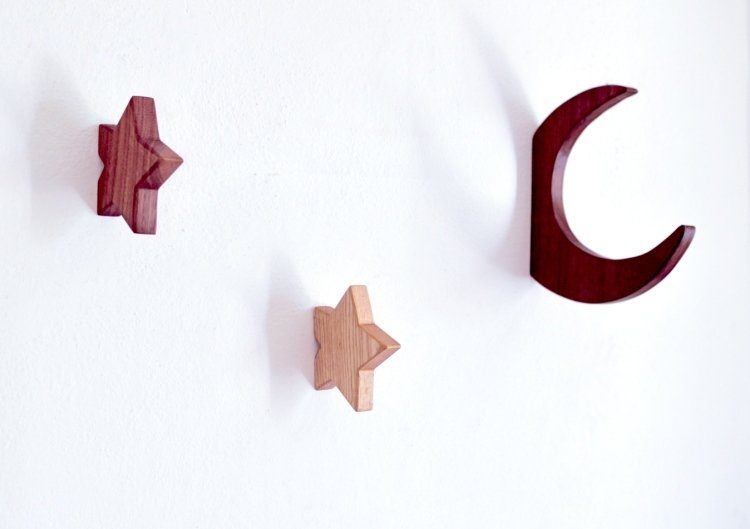 individuálne-detské-šatníky-vyrobené-z-dreva-mesiac-hviezdy-kreatívne-vešiaky na stenu