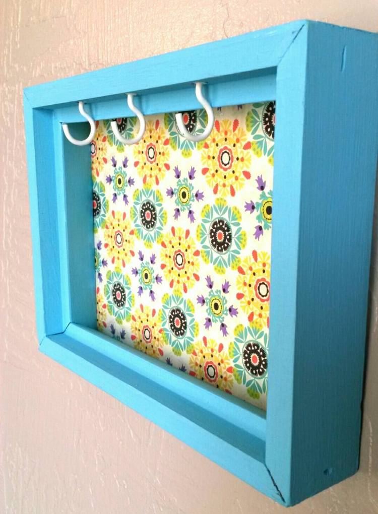 individuálna-detská-skriňa-vyrobená-z-dreva-farebná-rám-obrazu-box-modrá