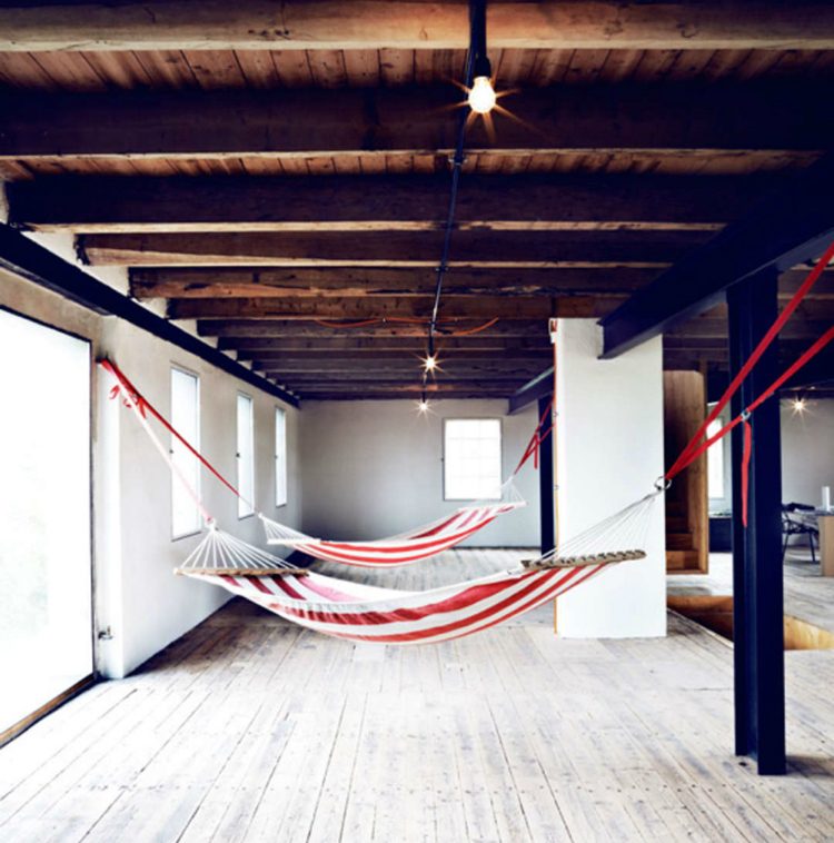 Premeňte horné poschodie na relaxačnú zónu hojdacia sieť-fix-vnútorná-vnútorná-podkrovná-relaxačná-zóna