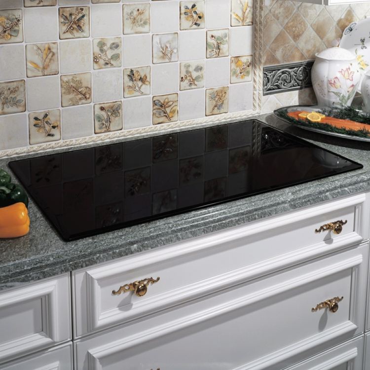 indukčné alebo ceranské vidiecke kuchyne-bielo-kachľové zrkadlá-zásuvky-úchytky