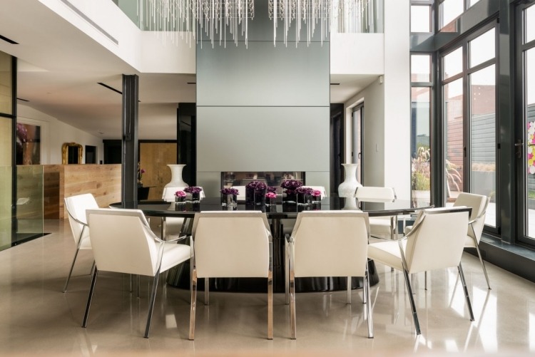 štýlová jedálenská časť - čierny stôl, biele stoličky, dizajnová lampa priemyselný-elegantný-luxusný-podkrovný-nábytok-jedáleň-stôl-oválný-vysoký-lesk-stoličky-biely