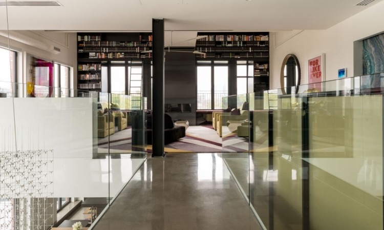 transparentné a reflexné povrchy pre viac svetla v miestnosti industriálne-elegantný-luxusný-loft-byt-reflexný-povrch-sklo-vysoký-lesk