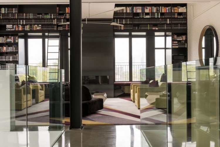 elegantný obývací priestor s reflexnými a zrkadlovými povrchmi priemyselno-elegantný-luxusný-loft-byt-sklo-reflexné-predsieň-sklenené zábradlie-obývačka