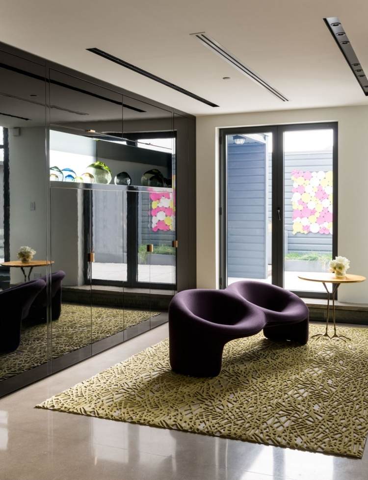 elegantný dizajnový nábytok pre moderný nádych v interiéri priemyselno-elegantný-luxusný-podkrovný-byt-obývačka-kreslo-moderný-dizajn-baklažán