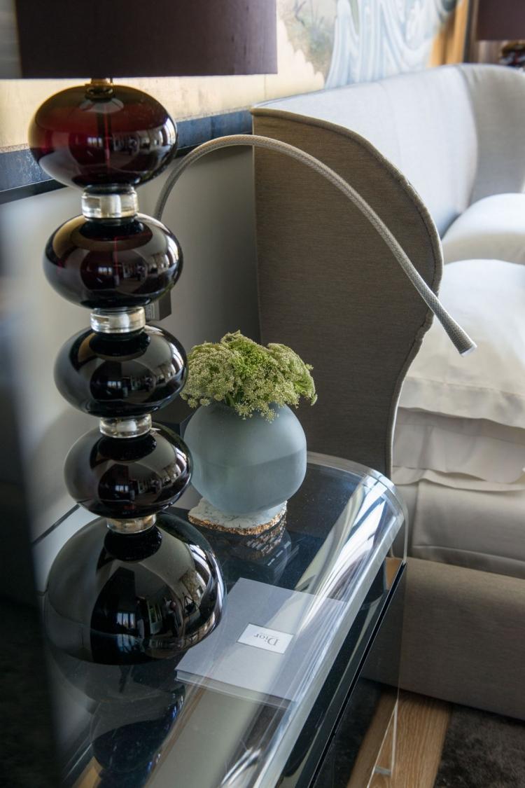 Nočný stolík v spálni z priehľadného materiálu priemyselne-elegantný-luxusný-podkrovný-byt-spálňa-elegantný-nočný stolík-sklo