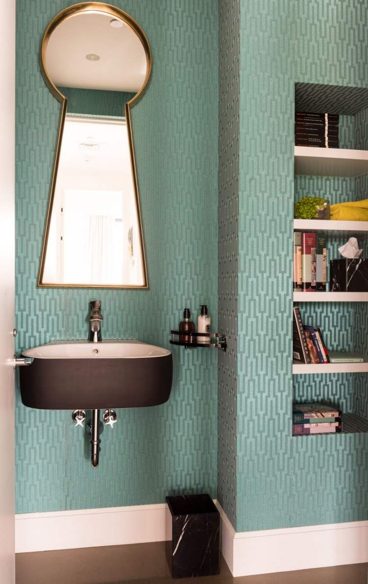 Tapeta s ozdobami v tyrkysovej farbe do elegantnej kúpeľne priemyselne-elegantne-luxusne-loft-byt-drez-tapety-tyrkysovo-saténové-optické ozdoby