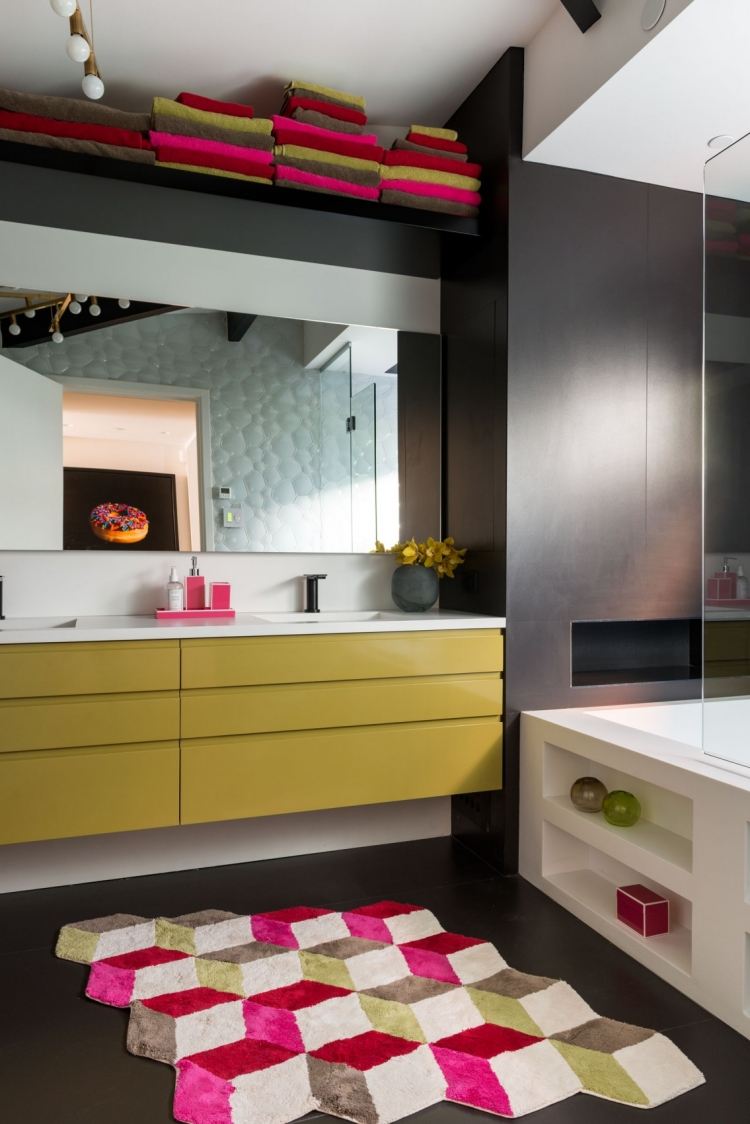 farebný a zároveň elegantný dizajn kúpeľne industriálne-elegantné-luxusné-podkrovie-byt-umývadlo-konzola-žltá-kúpeľňa-čierno-biela-farebné akcenty