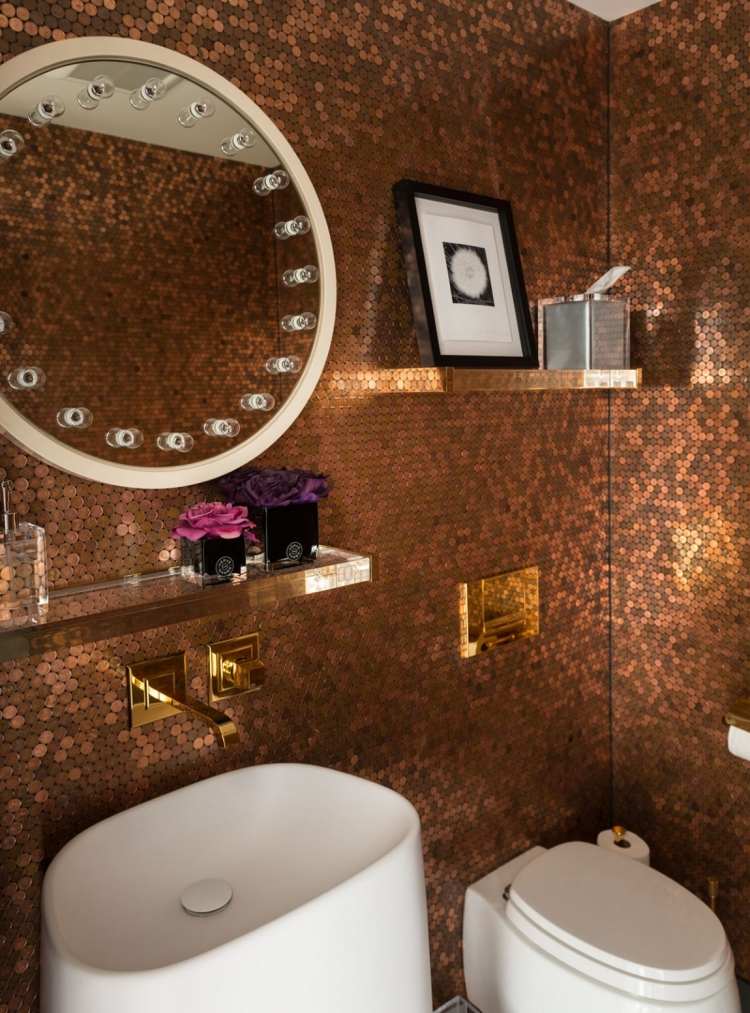 namiesto mozaikových dlaždíc mince z medi v extravagantnej kúpeľni priemyselno-elegantný-luxusný-podkrovný-byt-kúpeľňa-medená-minca