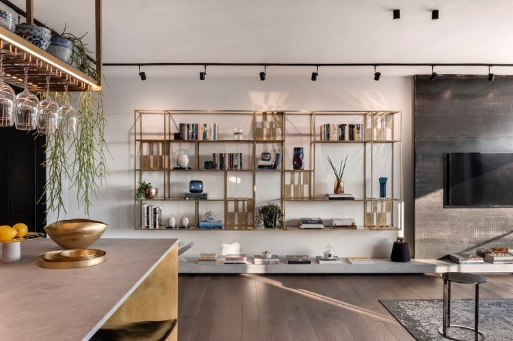 nábytok v priemyselnom elegantnom štýle nástenná knižnica kovová