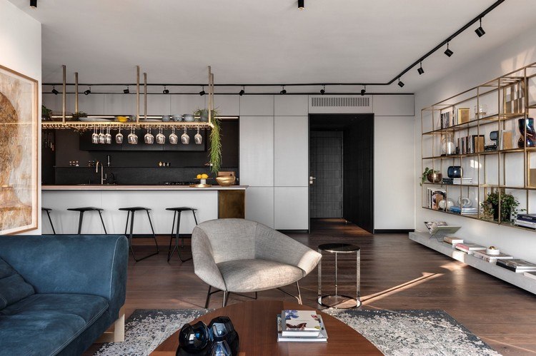 interiérový dizajn priemyselný elegantný štýl obývačka kuchyňa závesná polička poháre na víno