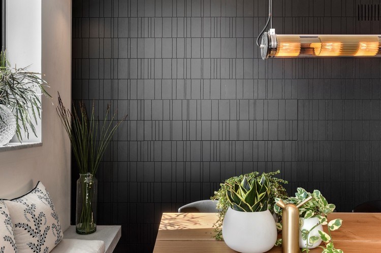 dizajn steny priemyselný elegantný štýl čierna stena so vzorom