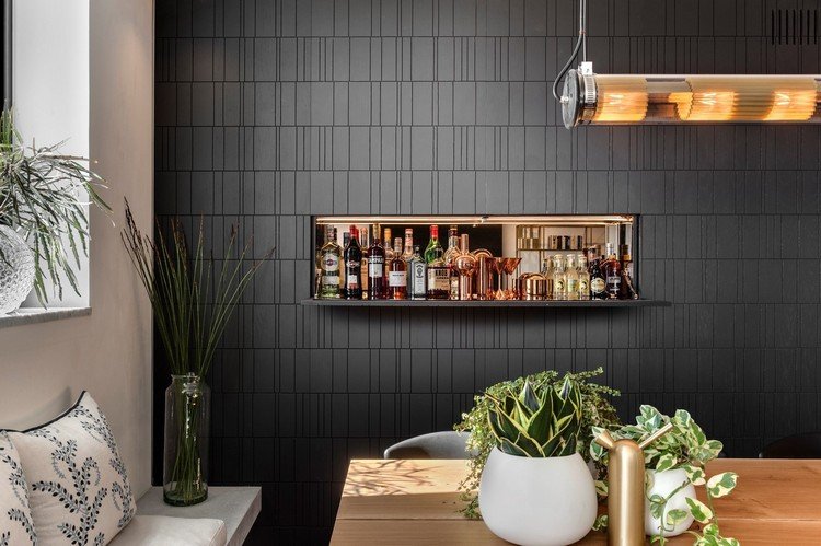 zaujímavý dizajn steny skrytý výklenok bar