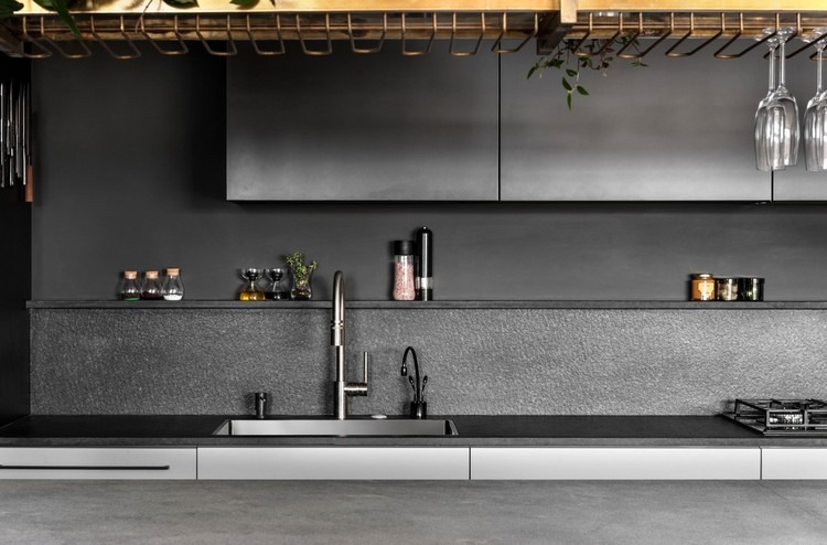 kuchyňa v čiernej priemyselnej elegantnej polici do skriniek bez úchytiek
