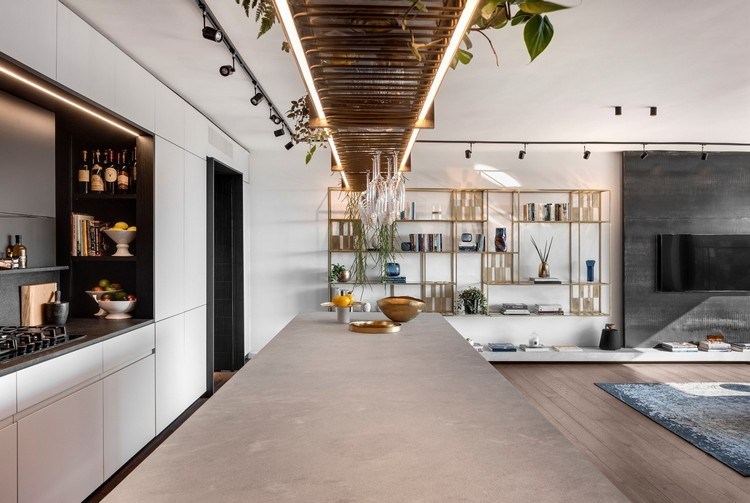 kuchynský ostrovček závesná polička stropné osvetlenie črepníkové rastliny