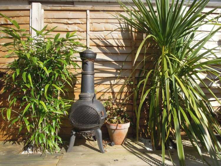 priemyselný vzhľad nápady na dizajn záhrady tipy moderná železná čierna kombinácia rustikálny kontrast