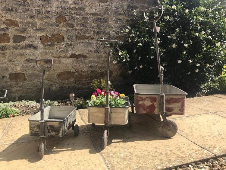 priemysel vzhľad nápady záhradný dizajn tipy moderný vozík železo kvety tehly stena