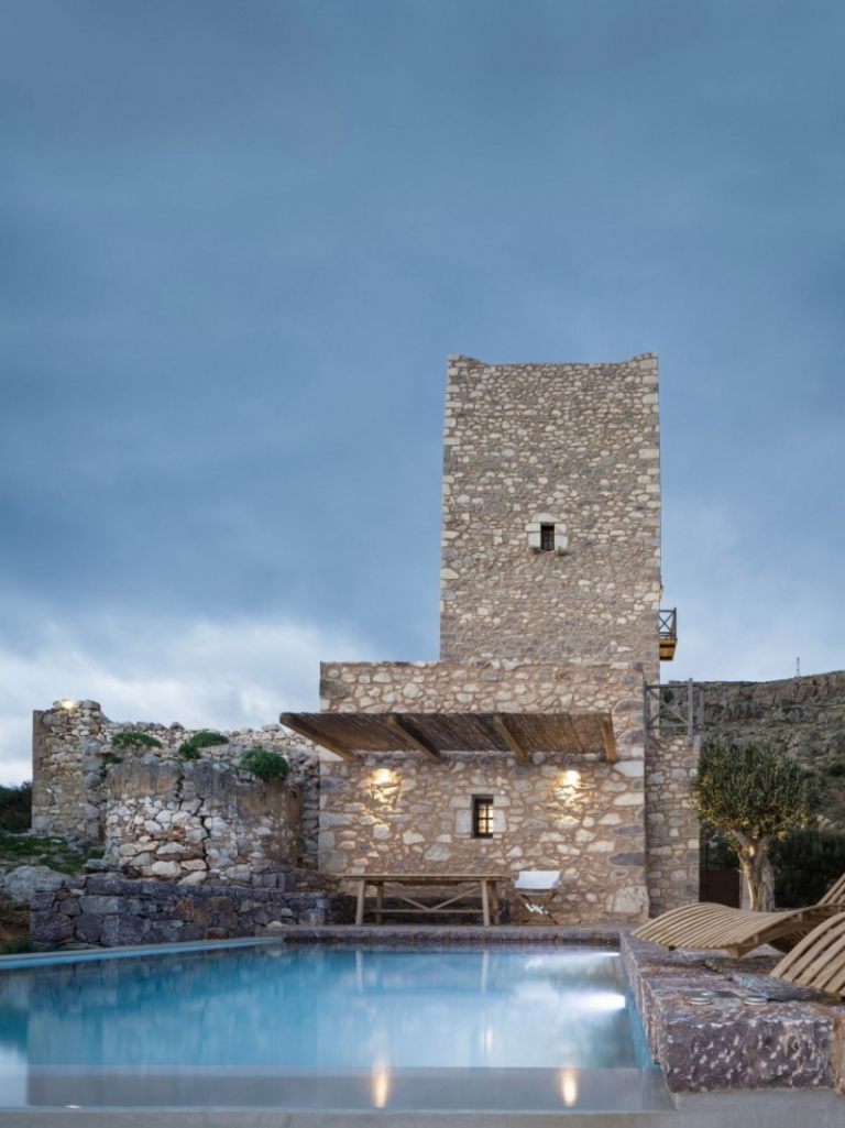 Nekonečný bazén s výhľadom na more-bazén-prázdniny-veža-stredoveký-zrekonštruovaný