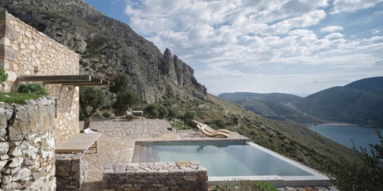 Nekonečný bazén s výhľadom na more bazén-hory-výhľad-ležiaci-prírodný kameň