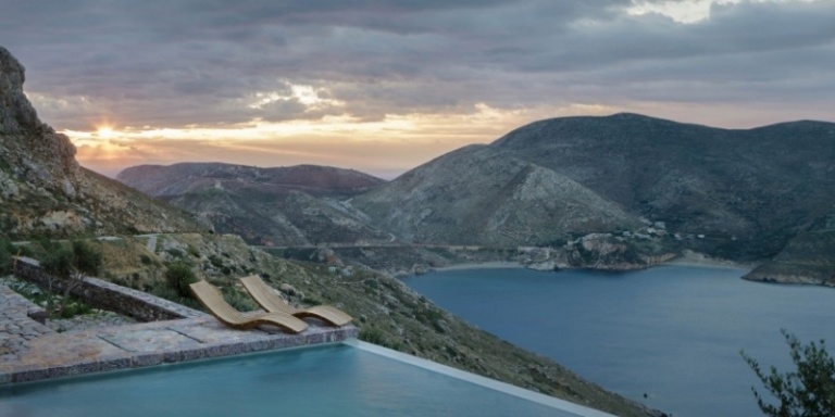 Nekonečný bazén s výhľadom na more-ležadlá-výhľad-západ slnka-hory