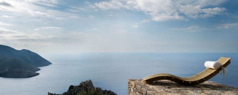 nekonečno-bazén-výhľad na more-lehátko-more-slnko-dovolenka