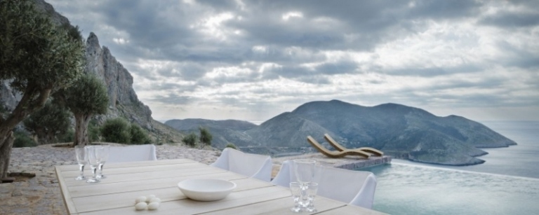 nekonečno-bazén-výhľad na more-jedálenský-stôl-stoličky-okuliare-deco-romantika-more