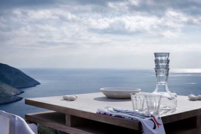 nekonečno-bazén-výhľad na more-jedálenský stôl-dekorácia-sklenená fľaša-výhľad na more