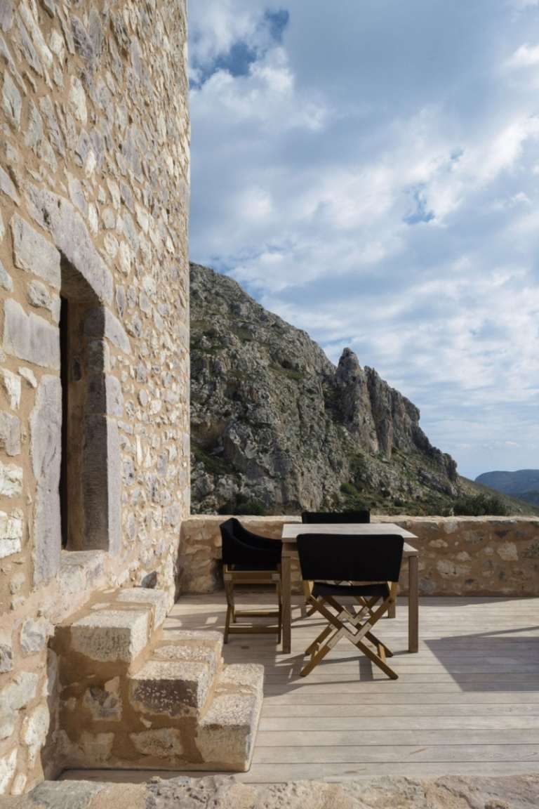 nekonečno-bazén-výhľad na more-terasa-schody-výhľad-podlahy z prírodného kameňa