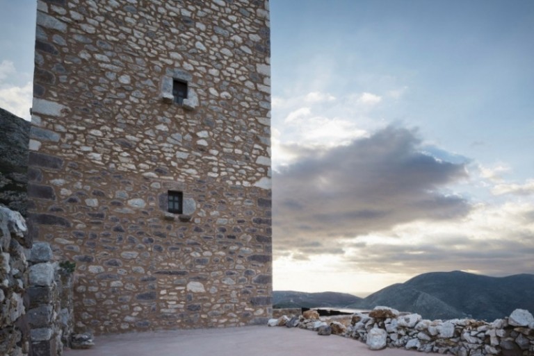 nekonečno-bazén-výhľad na more-západ slnka-pevnosť-veža-stredoveký-prírodný kameň