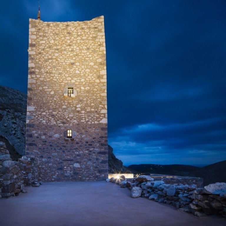 nekonečno-bazén-výhľad na more-veža-večerné-osvetlenie-výhľad na prírodný kameň