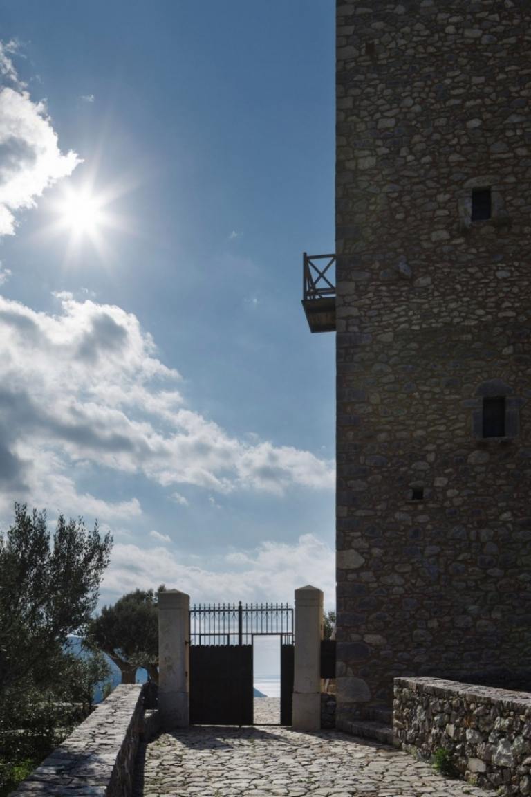 nekonečno-bazén-výhľad na more-vchod-brána-oceľová dlažba-veža z prírodného kameňa