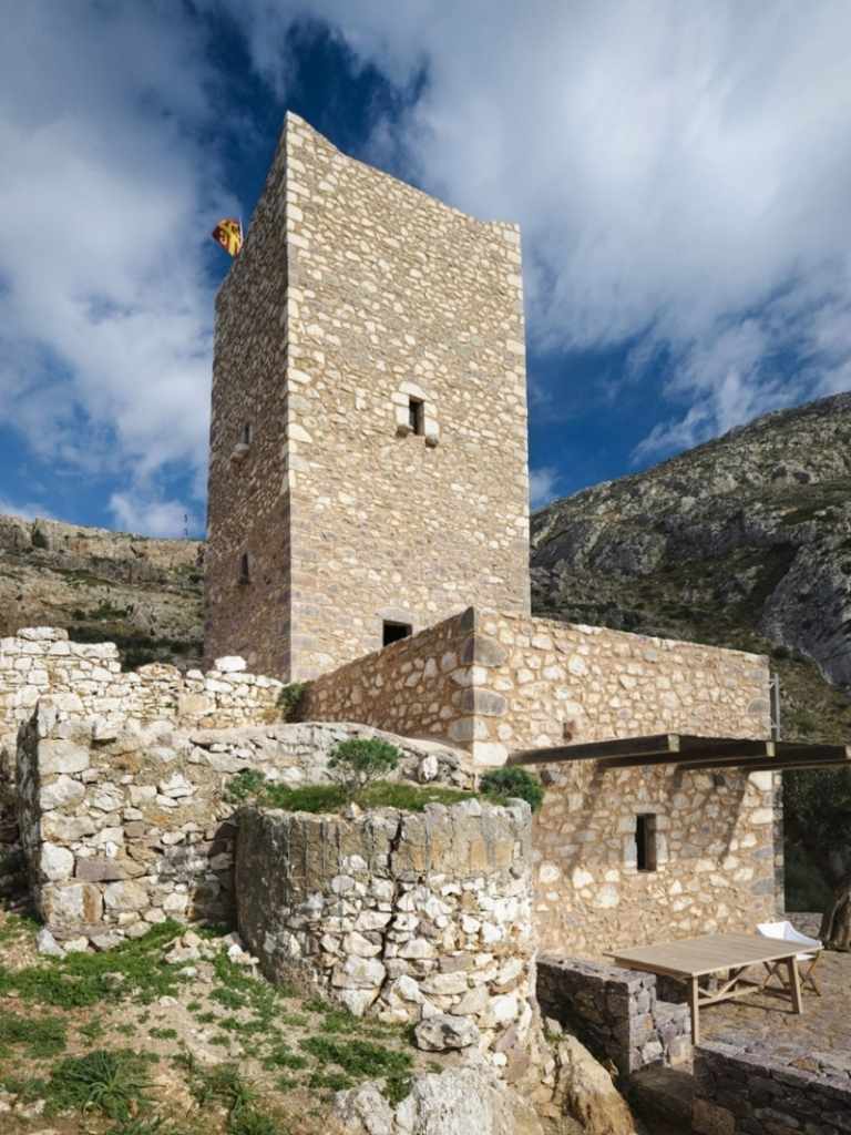 nekonečno-bazén-výhľad na more-veža-prírodný kameň-obnovená-pevnosť-divoké-okolie