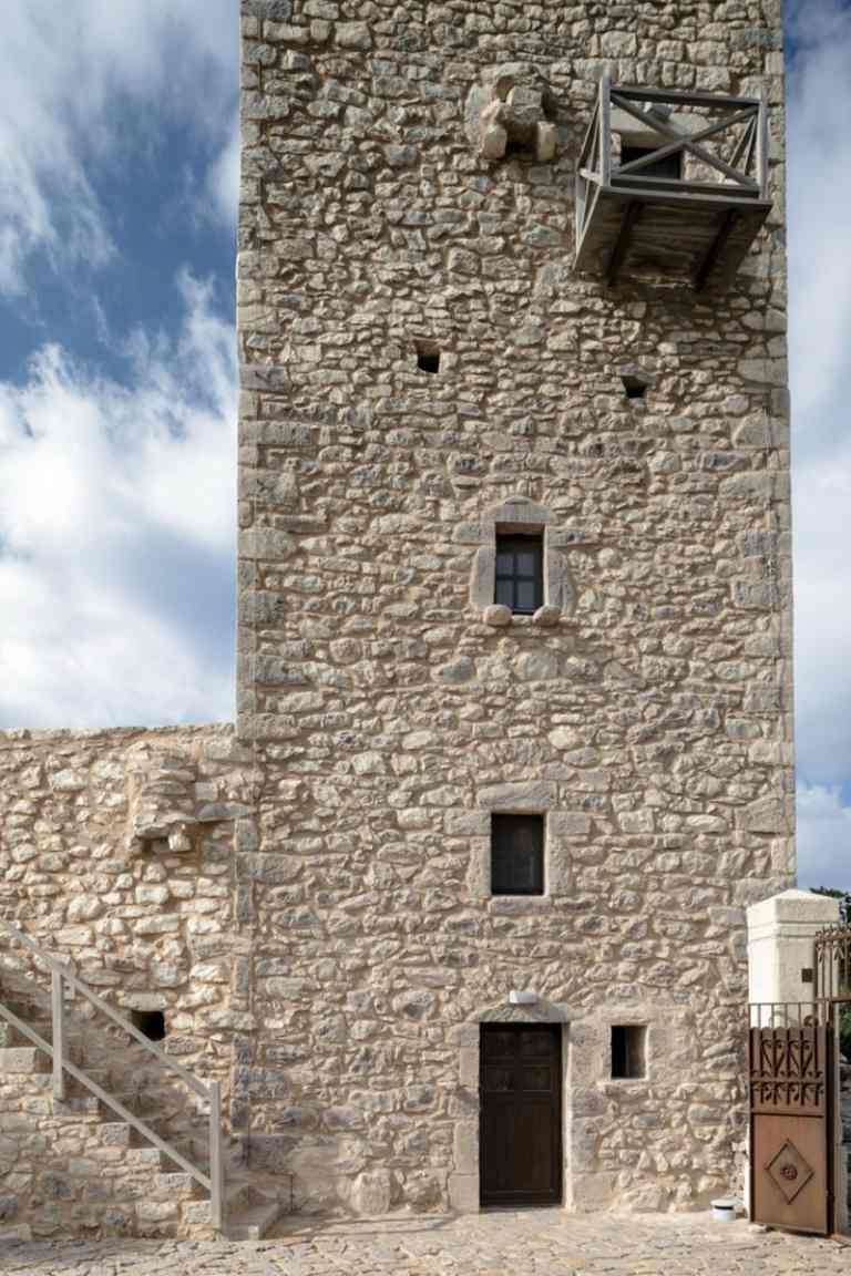 nekonečno-bazén-výhľad na more-veža-prírodný kameň-obnovený-grécko-schody