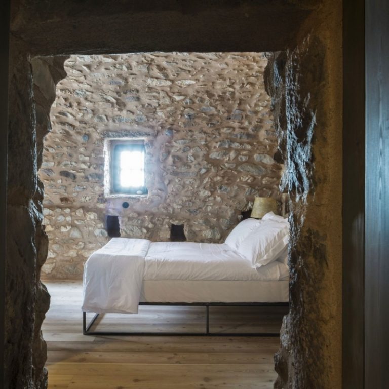 nekonečno-bazén-výhľad na more-spálňa-posteľ-atmosféra prírodného kameňa