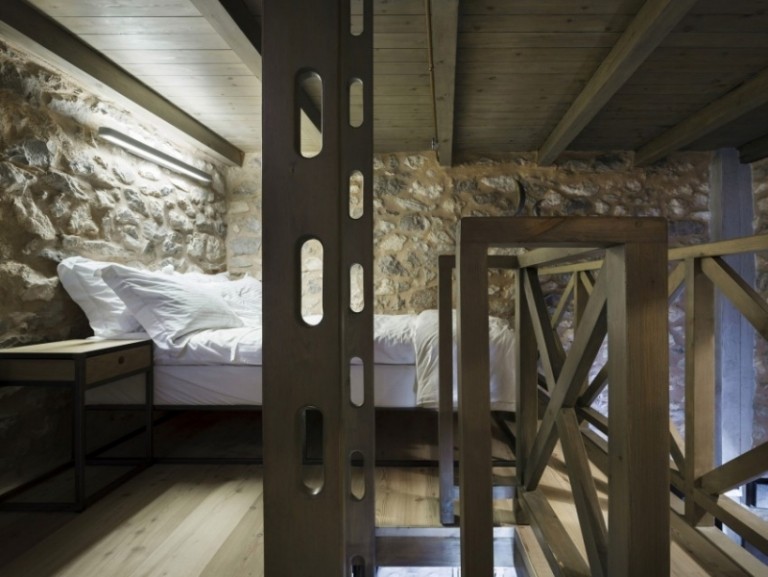 nekonečno bazén-výhľad na more-spálňa-posteľ-posteľná bielizeň-drevené podlahy-osvetlenie-nočný stolík