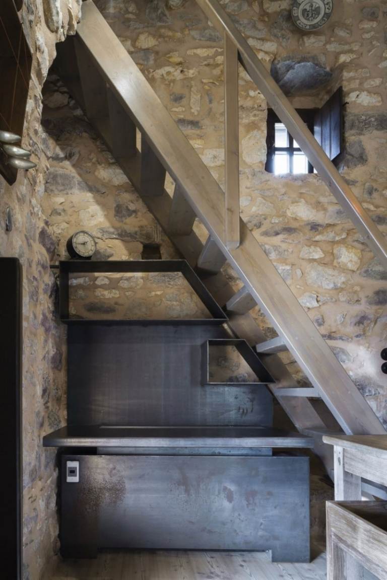 nekonečno-bazén-výhľad na more-schody-interiér-nerez-minimalistický