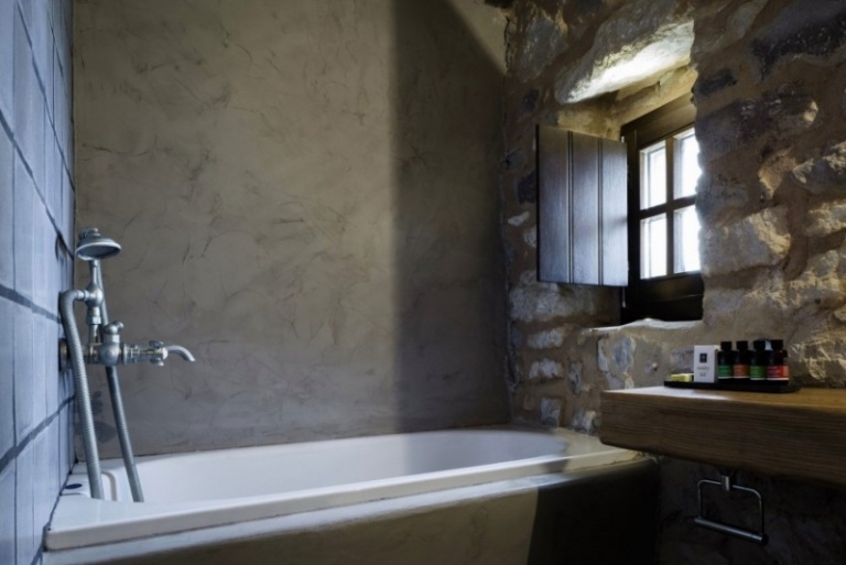 nekonečno-bazén-výhľad na more-vaňa-starožitný-prírodný-kameň-okenné kovanie-minimalistické