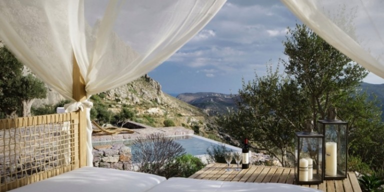 Nekonečný bazén s výhľadom na more-stan-víno-sviečky-lampáše-výhľad-bazén