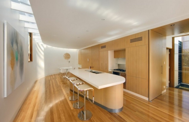 Luxusná vila barovej stoličky oválneho tvaru z lakovaného dreva Barová stolička-svetlé-drevo-vybavenie-kuchyňa-vila-na-pláži