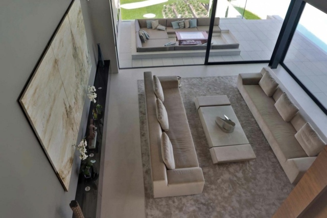 Ležadlá Iniala Luxus Villa potiahnuté modrou farbou Interiérový dizajn pohovka koberec okno veranda