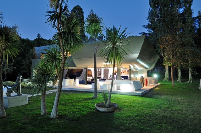 Luxusná vila pri lúkach Palma A cero Archello Večerné osvetlenie-chata-svetlá-záhrada