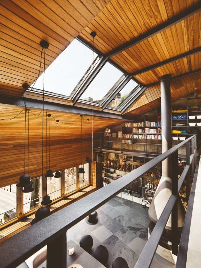 Mezonetový podkrovný byt Karakoy so strešnými svetlami a kovovými prvkami Karakoy-penthouse-duplex-podkrovie-interiérový-dizajn-industriálny štýl