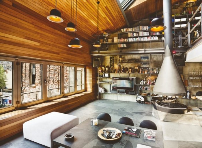 Moderný interiérový dizajn s dreveným stropom Iroko, okennými otvormi v strope Karakoy-Penthouse-moderný-interiérový-dizajn-priemyselný-štýl-iroko-drevený strop